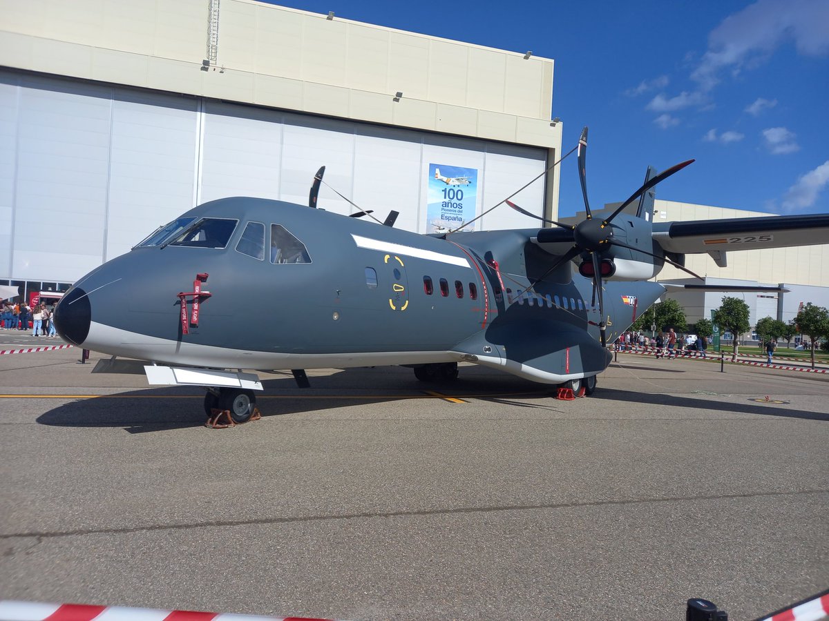reeogdu's tweet photo. Celebrando los 100 años en #Sevilla #Airbus100Fest https://t.co/OsGgZ1z2PT