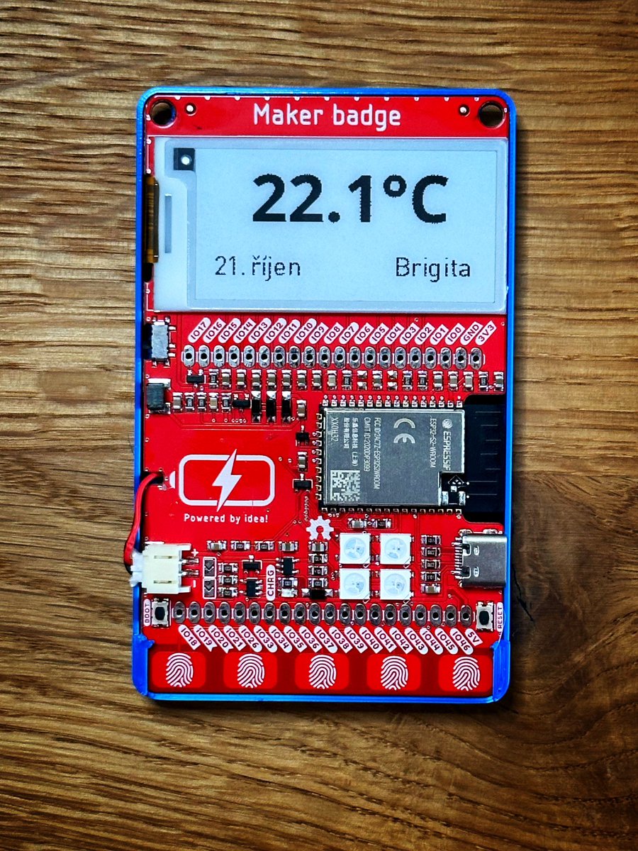 #DnesBastlim Ho ho ho! Sice mám pár šedin navíc, ale rozjel jsem <a href="/zivyobraz/">Živý obraz</a> na Maker badge (bacha, je tam invertovaný pin napájení eink). Díky <a href="/AndroZoid/">Ondřej Píštěk</a> za 3D model krabičky.