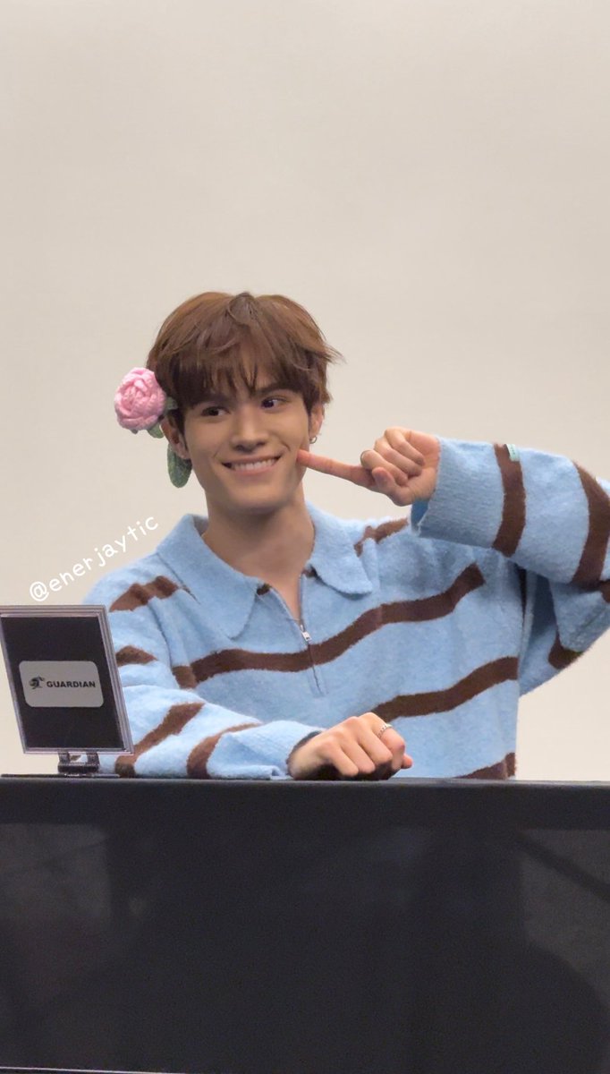 hourlycjay's tweet photo. flower boy ٩(^ᗜ^ )و ´- https://t.co/xRrdaKl7zw