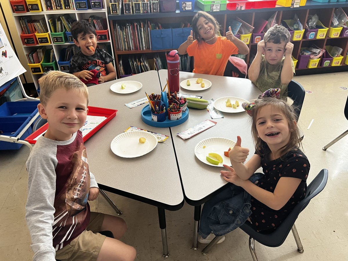 Wrapping up our week with apple books….with a little apple tasting! Yum! #makingitrelevant #kinderfun #appletasting @ParkwayBulldogs