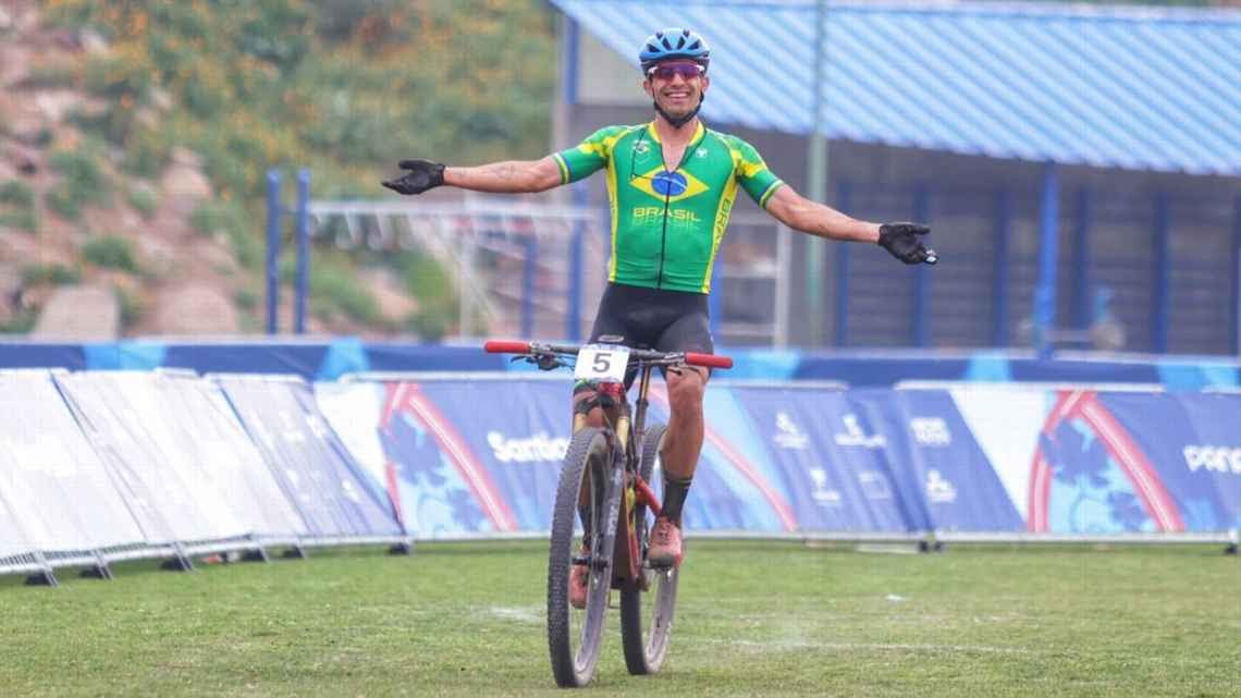 sejogabeth's tweet photo. A primeira medalha do Brasil no Pan-Americano 2023!

José Gabriel faturou o bronze no Ciclismo Mountain Bike em Santiago. 🥉🚲
 
#sejogabeth #PanamericanosSantiago2023 

📷 Wander Roberto/COB https://t.co/wtysBUWimV