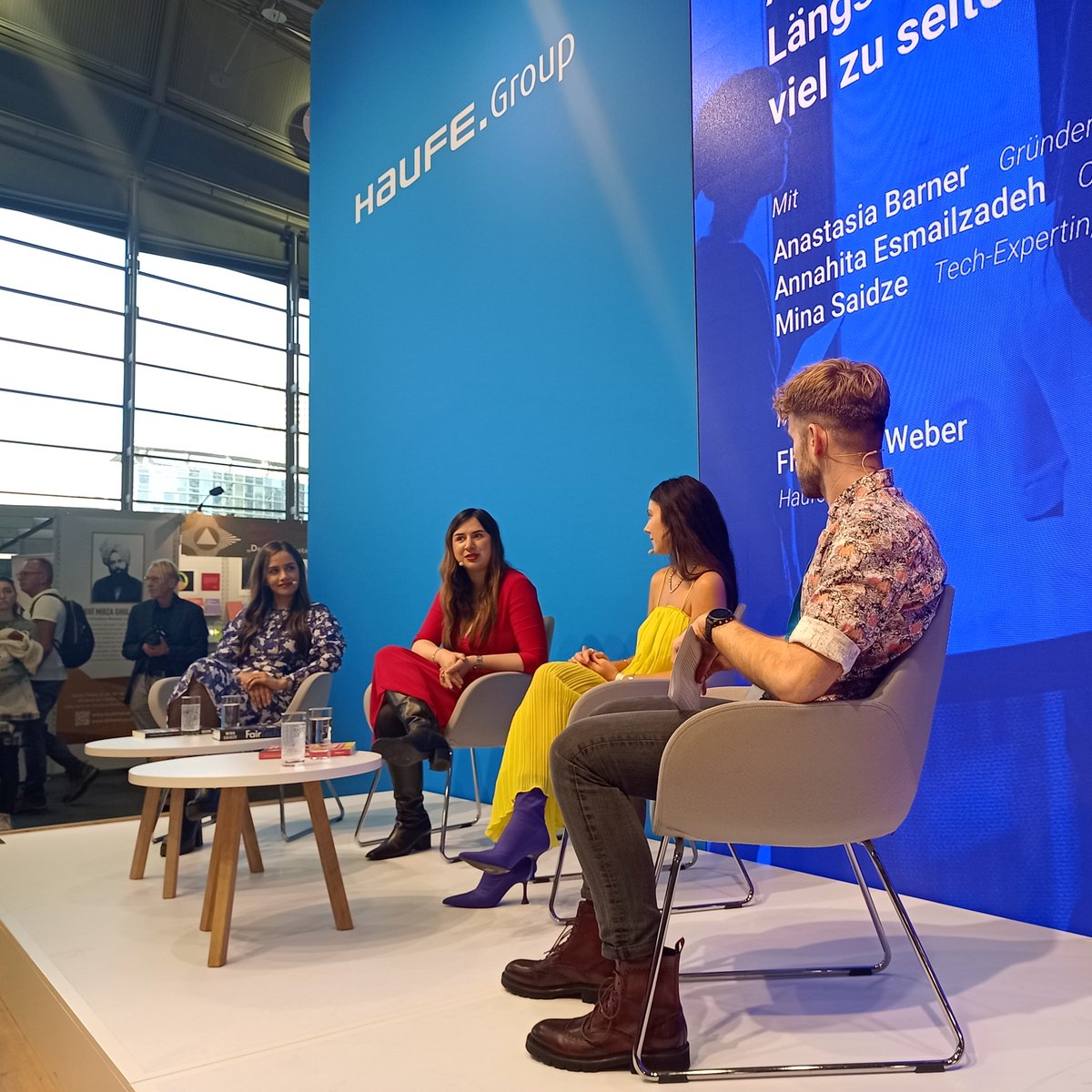 "Wir müssen lernen, dass Karriere sich nicht planen lässt. Und gleichzeitig müssen wir die Kunst des Hinfallens und Wiederaufstehens lernen, weil nur so großartige Dinge möglich sind." <a href="/minasaidze/">Mina Saidze</a> beim Panel "Absolute Frauenpower" mit Annahita Esmailzadeh und Anastasia Barner