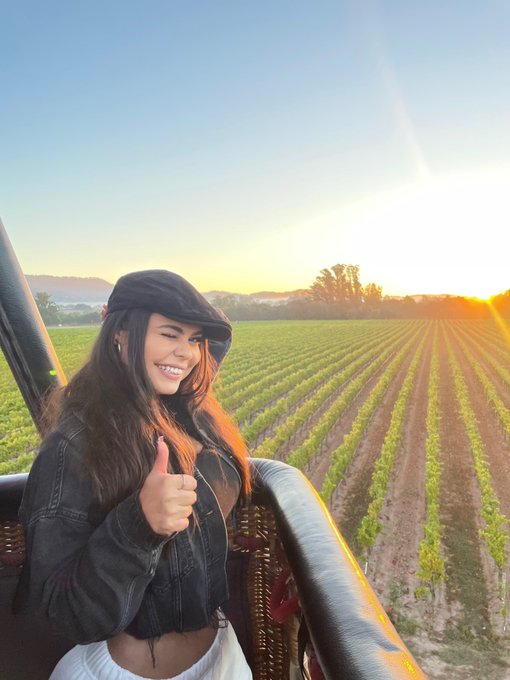 Hot air balloon ride anyone? 🎈 https://t.co/6pWBEJP01R