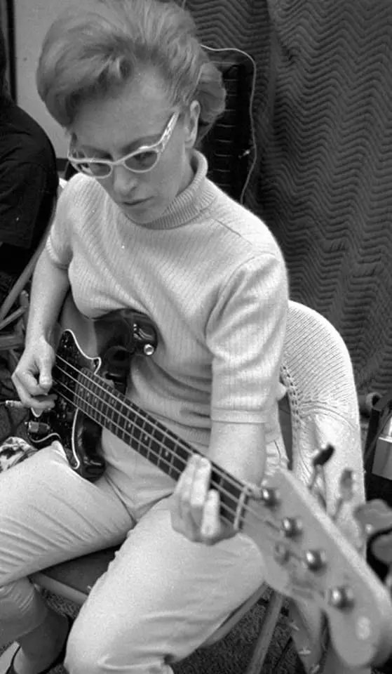 Legendary US musician Carol Kaye played on 10,000 famous recording, including Beach Boys' hits, La Bamba, Mission Impossible Theme etc etc and was one of the most in-demand session players of the 1960s #WomensArt