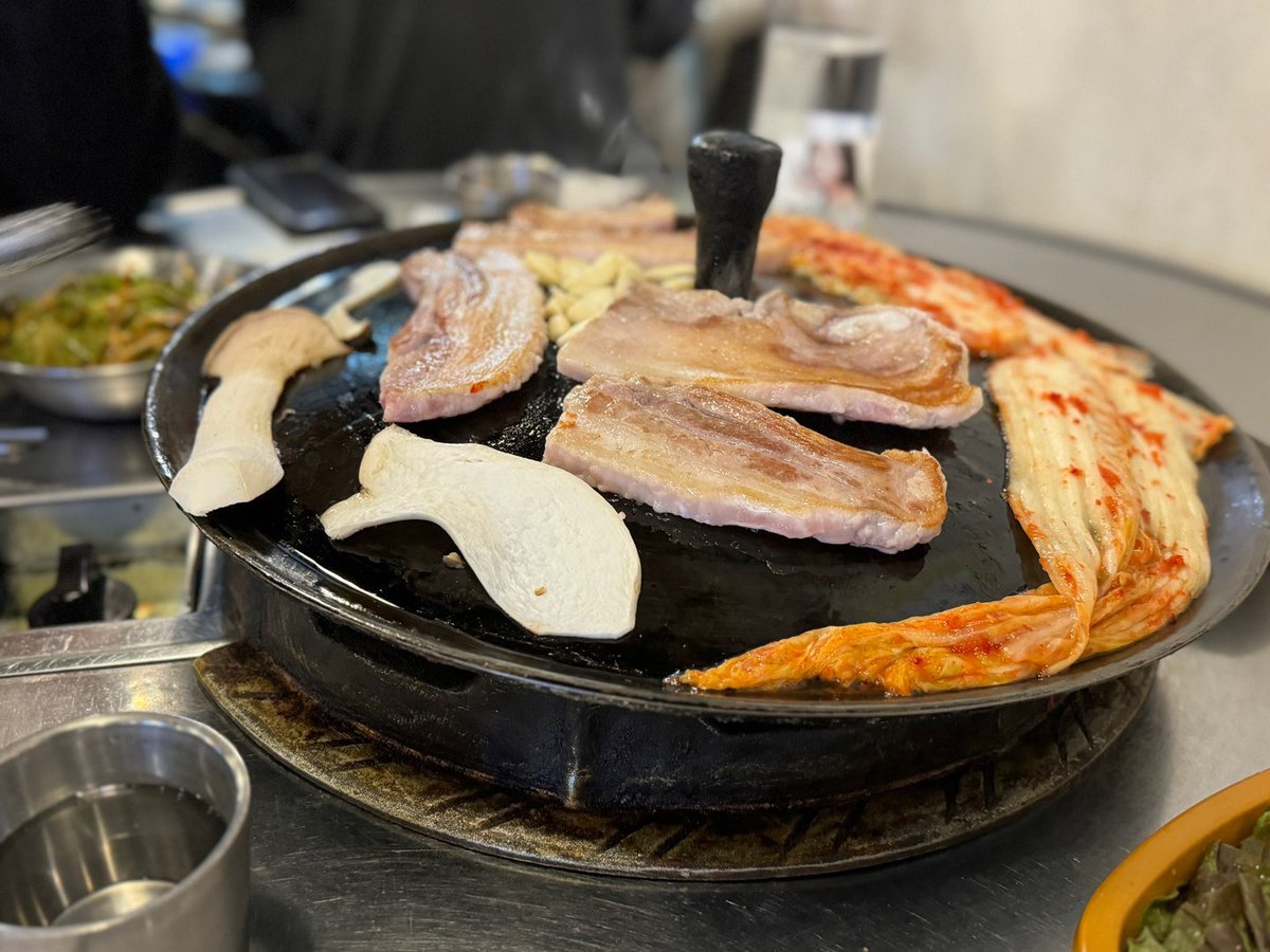 xym713's tweet photo. 仕事終わり汝矣島に行ったと思いきや夕飯は久々に먹삼^^相変わらずヘルシーなサムギョプサルとハートに作ってくれるポックンパが激うま🥰ナム兄ワイの友達まで把握してるの記憶力良すぎでたまげるwww 日本語も絶好調で今日はなんかプレゼントくれました🎁行ったらいつも楽しい🤗また行きます～ https://t.co/WLBLHQZAgC