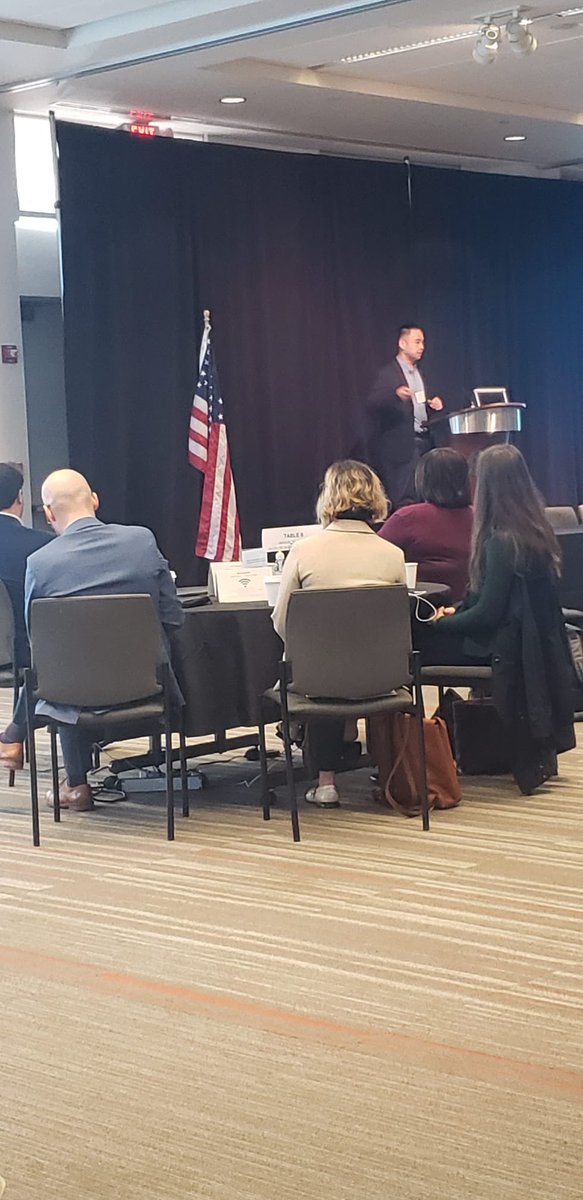 AmerUrological's tweet photo. Dr. Andrew Hung giving his talk "Journey from K to R Grants" at the AUA Early Career Investigstor Workshop. @ajhungMD #AUAResearch #ECIW https://t.co/WmiNDUT6sw