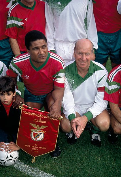 OFuraRedes's tweet photo. Eusébio e Charlton: dois amigos, dois cavalheiros, duas lendas, agora reunidos nos relvados do 4o anel ❤️ https://t.co/bY4yeA1CCZ