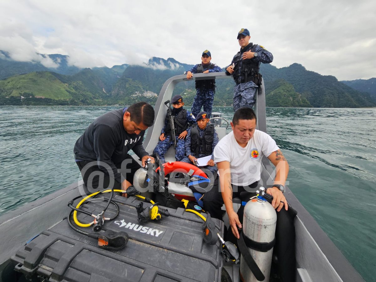 fdleon84's tweet image. MUJER DESAPRECE EN EL LAGO

El Cuerpo de Hombres Rana de Bomberos Voluntarios se prepara para realizar la búsqueda de una mujer que desapareció en aguas del Lago Atitlán, jurisdicción de Santa Cruz la Laguna. 

Mientras que, un helicóptero realiza el rastreo aéreo.