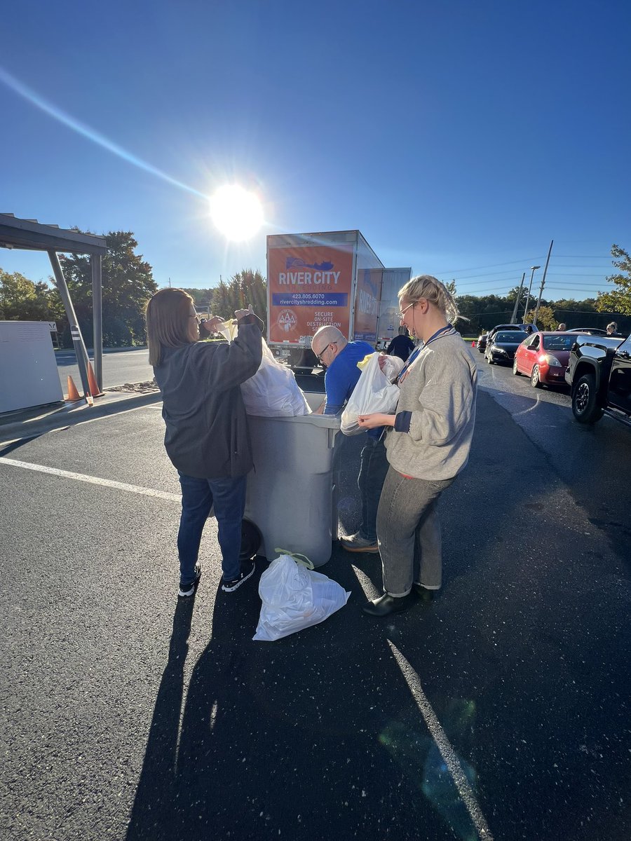 ornlfcu's tweet photo. Thanks for coming out for Shred Day! π β»οΈ
#creditunions #cudifference #shredday #communityshredday #easttennessee https://t.co/CwlBqMUxjC