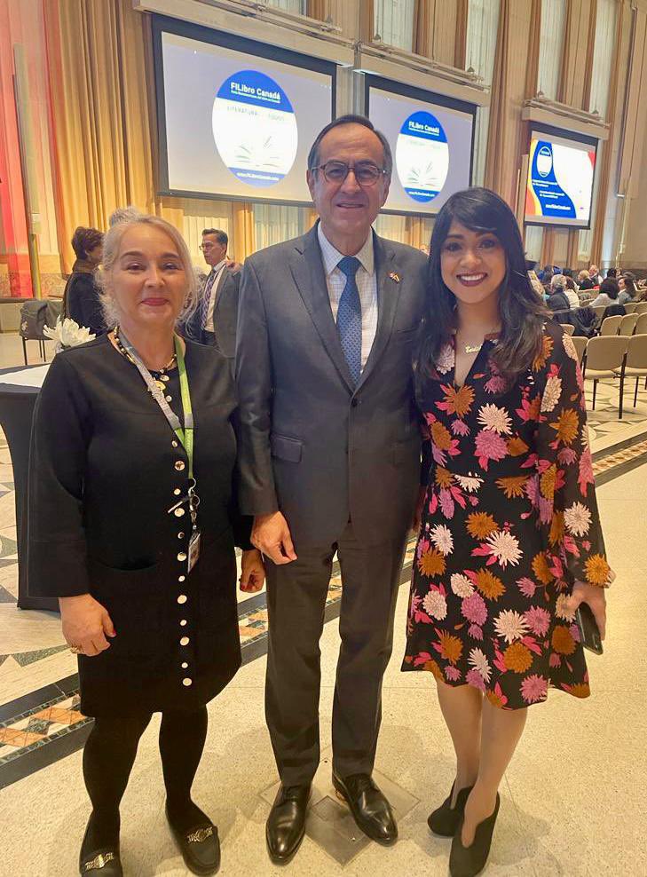 ColEmbCanada's tweet photo. ¡Celebramos la inauguración de la #FILibro 🇨🇴 2023 liderada por mujeres colombianas! 🎉📚🎨🇨🇦 Como @ColEmbCanada, estamos orgullosos de apoyar la literatura, el arte y la cultura #LATAM. ¡Gracias @BardishKW por su generoso apoyo! 🙌🏽 #HerenciaLatinoamericana https://t.co/b1lxUXrSu8