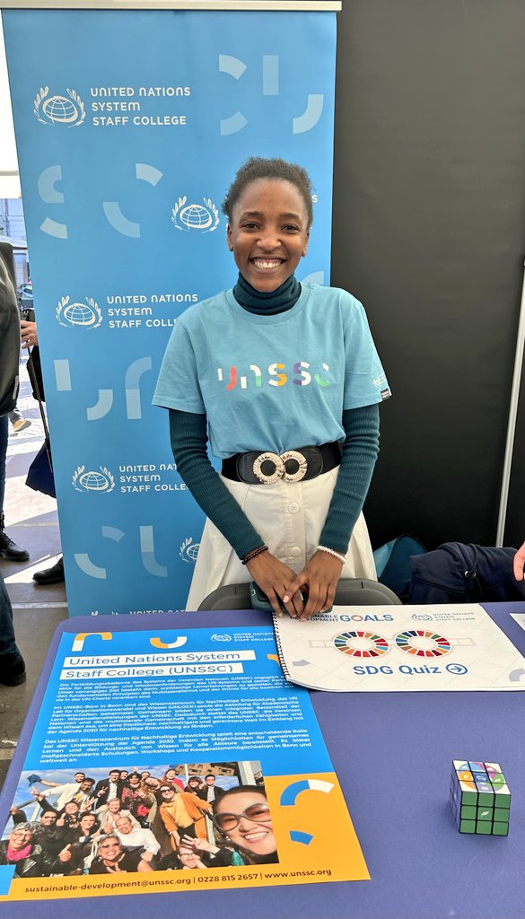 UNSSCBONN's tweet photo. Herzlichen Dank an alle, die an den #UNDay Feierlichkeiten teilgenommen und heute den @UNSSC Stand am Marktplatz besucht haben! Erfahren Sie mehr über das Lernen für eine nachhaltige Zukunft unter https://t.co/Qq4LwssEwt.

#SDGs #Nachhaltigkeit #UNBonn https://t.co/5hjh6auyY5