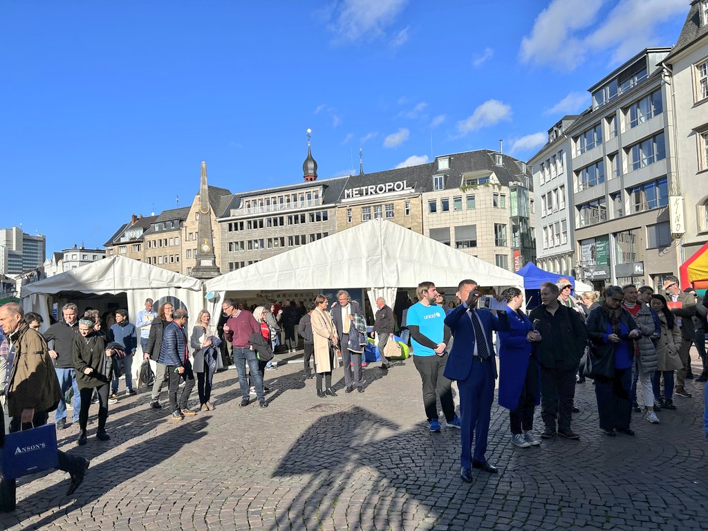 UNSSCBONN's tweet photo. Herzlichen Dank an alle, die an den #UNDay Feierlichkeiten teilgenommen und heute den @UNSSC Stand am Marktplatz besucht haben! Erfahren Sie mehr über das Lernen für eine nachhaltige Zukunft unter https://t.co/Qq4LwssEwt.

#SDGs #Nachhaltigkeit #UNBonn https://t.co/5hjh6auyY5