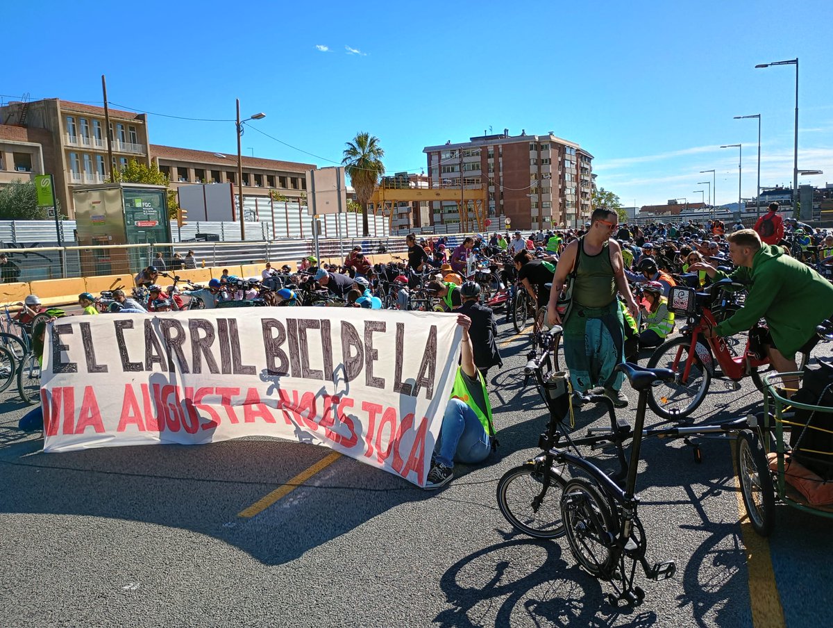 #ViaAugusta #bicibcn #CarrilBiciViaAugusta #Bici A cop de pedal, sempre!!
