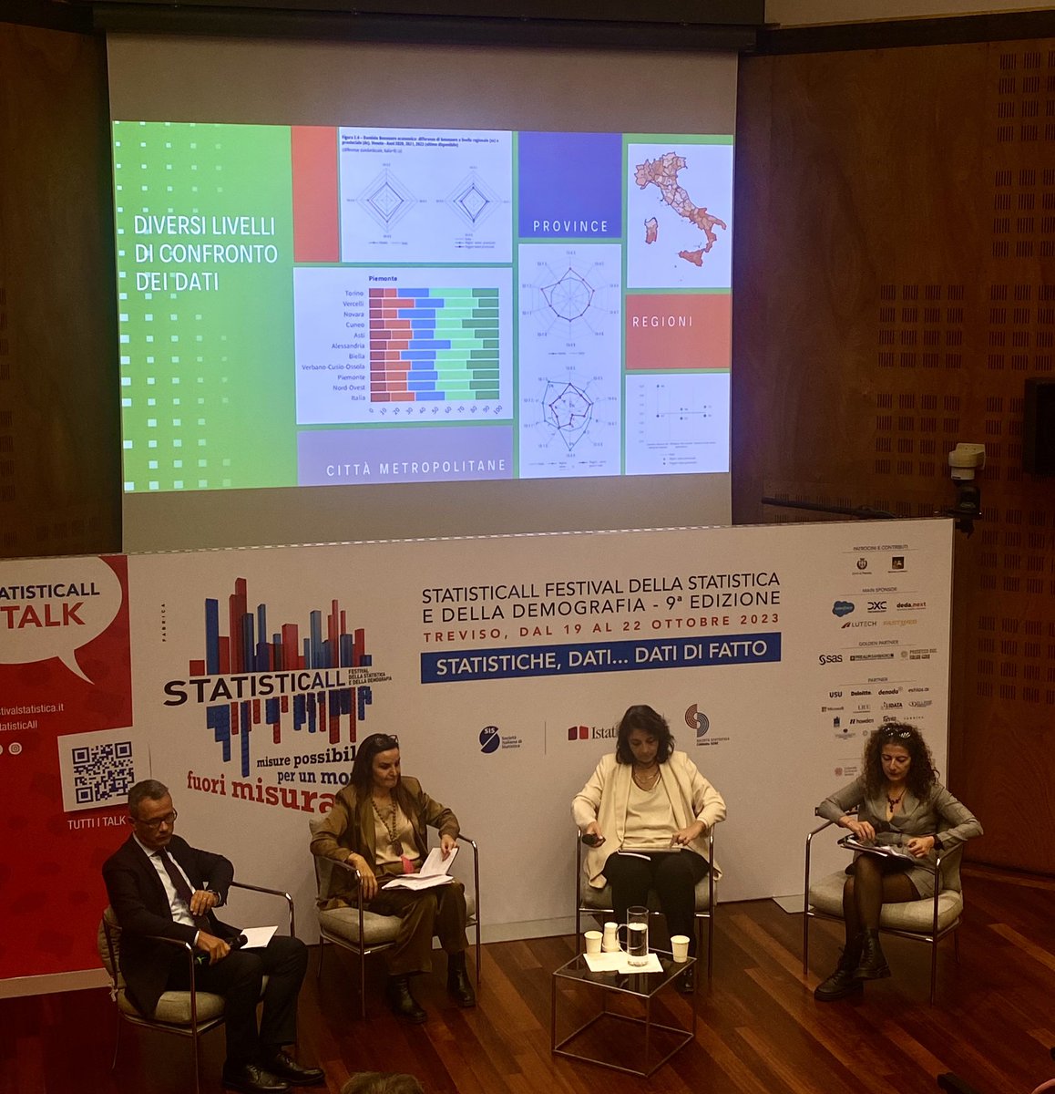 istat_it's tweet photo. 📊#StatisticAll 
🗓️#21ottobre #Treviso 

Ora a Palazzo Bomben il talk 
📷 “The BESt – indicatori per il governo dei territori” con #SabrinaPrati di #Istat, @FaMicaela, #LegaAutonomieLocali, #LuigiZanella, @DEDAGROUP_ICT 

Modera #SimonaFalasca di @greenMe_it 

👇🏻 https://t.co/J2ms01efoP

https://t.co/DblH2T2uLB #StatisticAllTalk #BESt