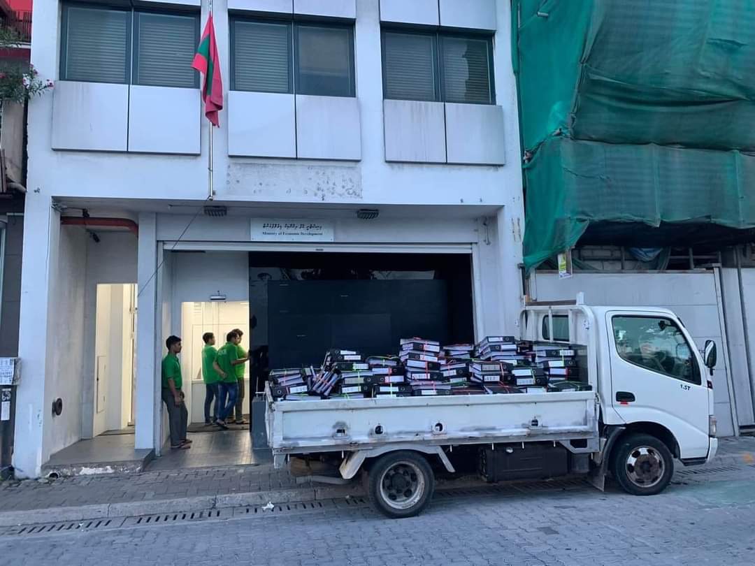 Firaash (@phiraash) on Twitter photo އިކޮނޮމިކް މިނިސްޓްރީ އިން ގިނަ އަދަދެއްގެ ލިޔެ ކިޔުންތަކެއް ބޭރު ކުރަމުން ދަނީ.
<a href="/MMuizzu/">Dr Mohamed Muizzu</a> އިކޮނޮމިކް މިނިސްޓްރީ އިން ގިނަ އަދަދެއްގެ ލިޔެ ކިޔުންތަކެއް ބޭރު ކުރަމުން ދަނީ.
<a href="/MMuizzu/">Dr Mohamed Muizzu</a>