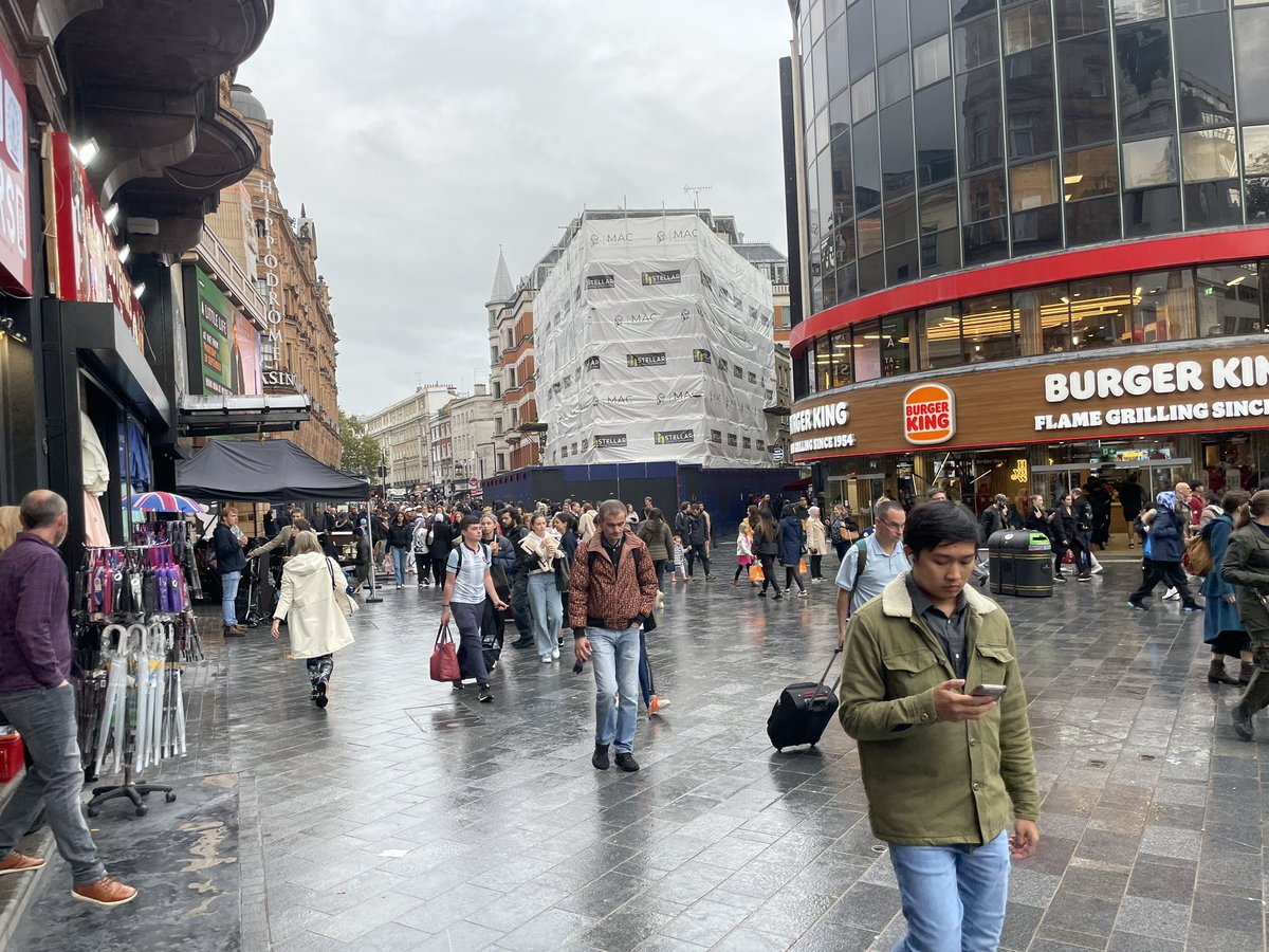 RuthMayorcas's tweet photo. These streets used to be thru routes for #motortraffic. Anyone want them opened back up? @LDN_LS @carfreedayLDN @V0LDN #LTNs. https://t.co/gJVv5EMEvt