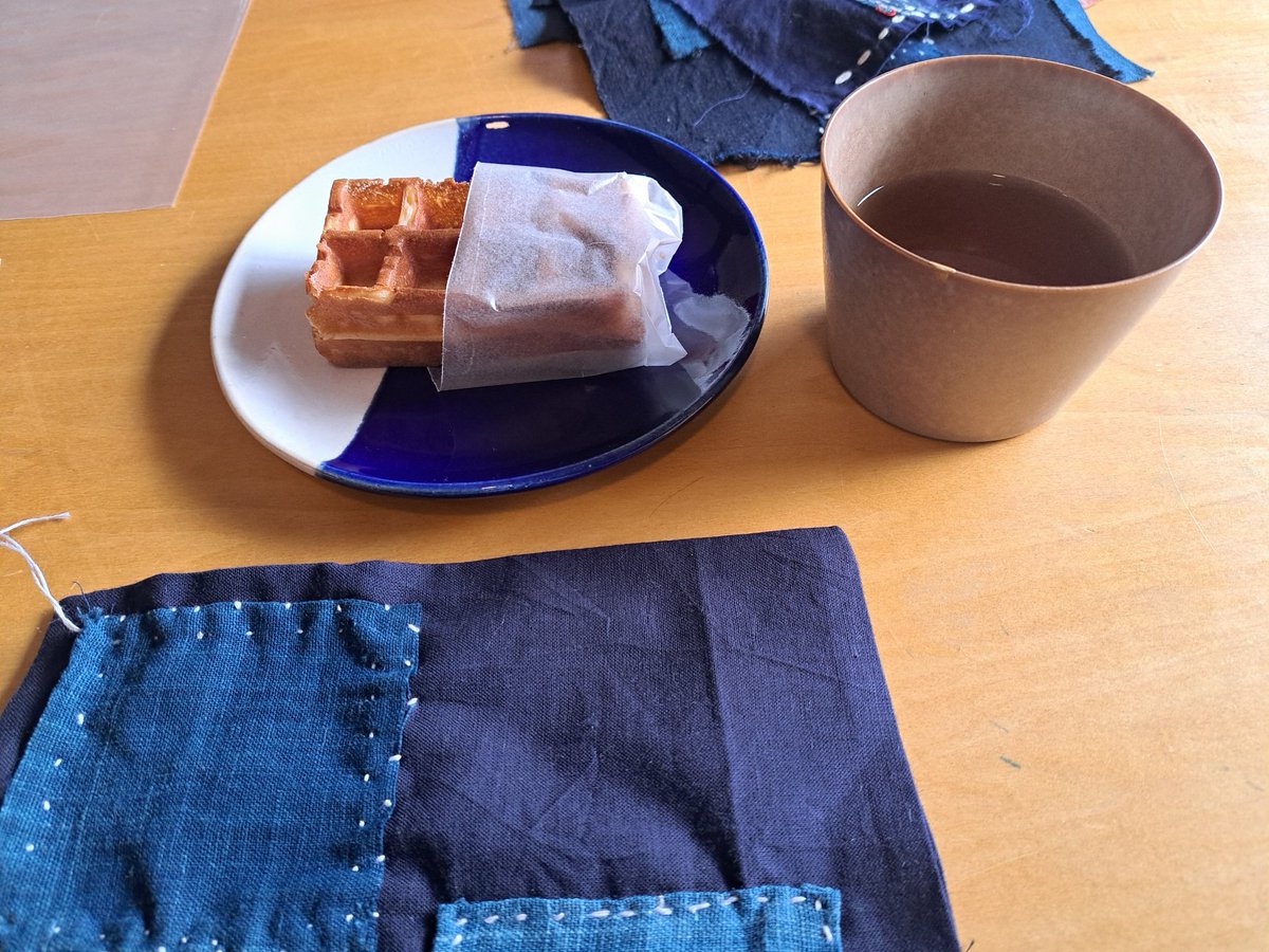 LusikkaD's tweet photo. 久しぶりにWSに参加する。先生は　#JunAle さん。綛(かせ)糸の準備から始まり藍染の端切れ布を4枚選び布に配置して糸を刺していく。初めて会った人達と打ち解けつつ静かに針を動かしていく。先生に解らないところを聞いたり実践してもらったりしているうちにあっという間に終わりの時間が来ていた。 https://t.co/6JULREQy3T
