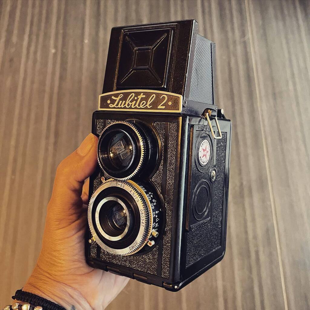 bastet's tweet image. Quando una donna è giù di morale compra scarpe, borse o va dal parrucchiere.
Io acquisto macchine fotografiche vintage.

#lubitel2 #zeroasa #reatinglab instagr.am/p/CyqlwF-sMZy/