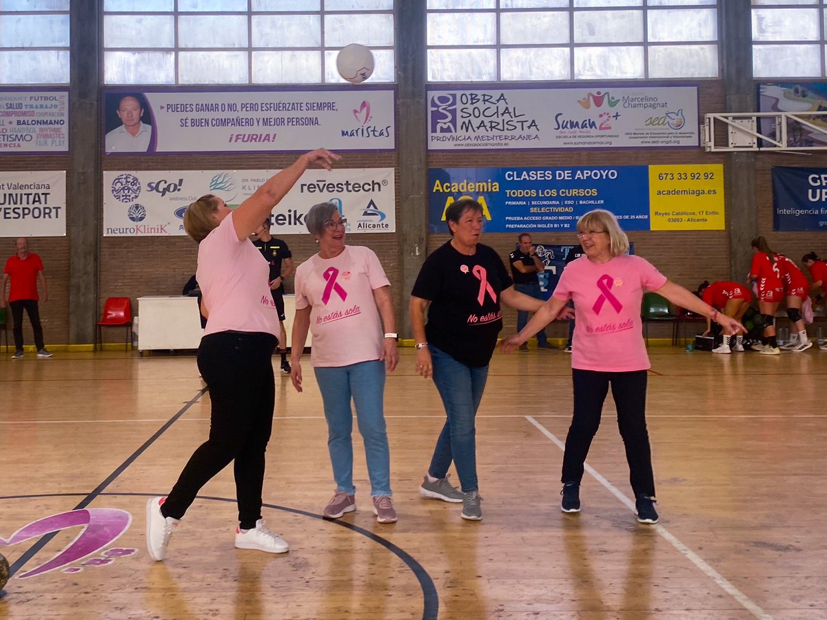 eonalicante's tweet photo. 💓Antes del partido del #DHPlataFem, representantes de APAMM han realizado el saque de honor junto a nuestro Presidente de Honor, José Sánchez
💪🏼 Este partido lo jugamos y lo ganamos todos
#EÓNHorneoAlicante #APAMM #LuchaContraElCáncerDeMama #SúmateAlRosa #elrosaesmásqueuncolor https://t.co/DvCWXrnNSp
