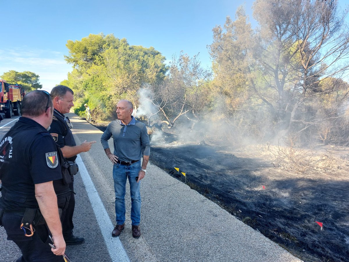 AjuntamentVLC's tweet photo. ➡️Els regidors de l'Àrea de Seguretat i de la Delegació de @DevesaAlbufera visiten el PMA per a seguir l'evolució de l'#IFSaler.
🚒 L'@AjuntamentVLC col·labora junt amb la resta de servicis d'emergència de @GVA112 en els treballs d'extinció. https://t.co/jipl4EouMt