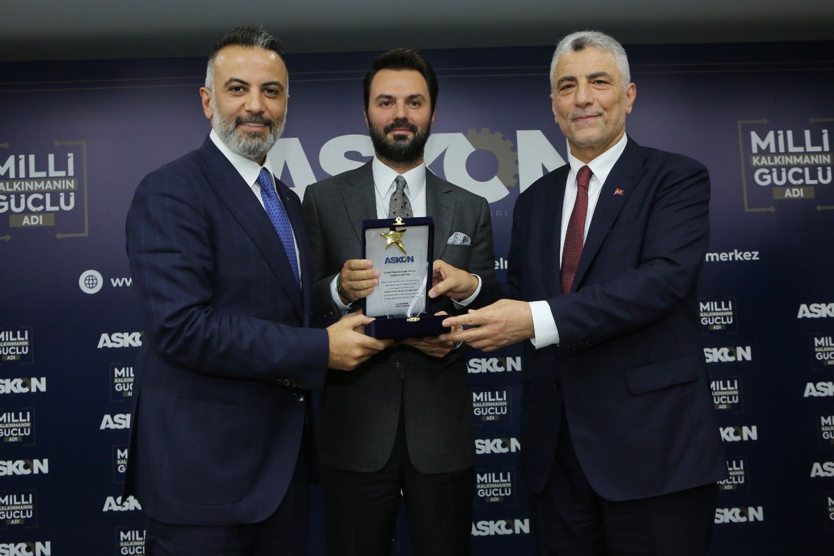 doganali_dogan's tweet photo. Bugün Askon yılın en iyi “ Yatırım ve İstihdam “ sağlayan şirketi ödülünü Sn Bakanımız @omerbolatTR  elinden almaktan gurur duyduk. 
@doganlarholding 
@ticaret https://t.co/mUd37AnfLS