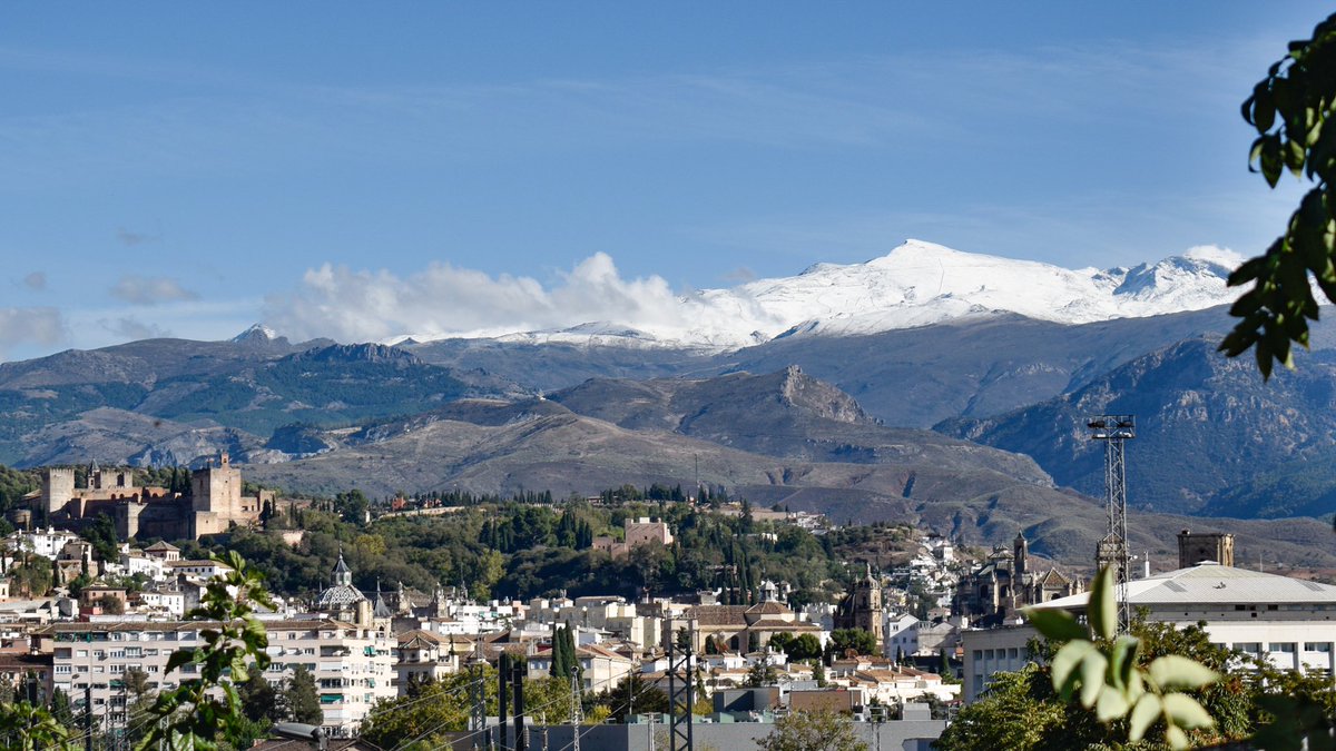 Samuel_MR17's tweet photo. Sierra Nevada vuelve a vestirse con su clásico manto blanco. Así vemos esta tarde el macizo montañoso desde la capital granadina https://t.co/EaCz4fWbnY
