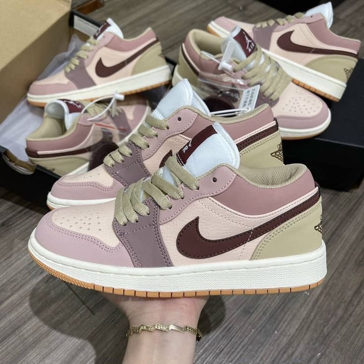 Emiilie_S's tweet photo. TOUJOURS EN PROMO 🥳
Ces magnifiques paires sont à 13000f 
Pointure : 40/45
#Rtapprecies https://t.co/bc1qovsQiv