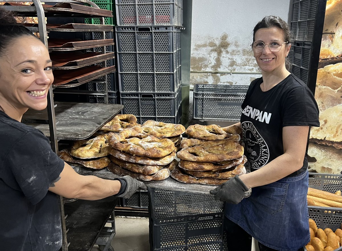 El panadero Antonio Cepas y sus deliciosos panes de garaje. De un moderno obrador situado en la cochera de su casa abastece de hogazas, barras y bollería a grandes restaurantes y particulares. Algunas de sus piezas las elabora con trigos olvidados. elpais.com/gastronomia/ga…