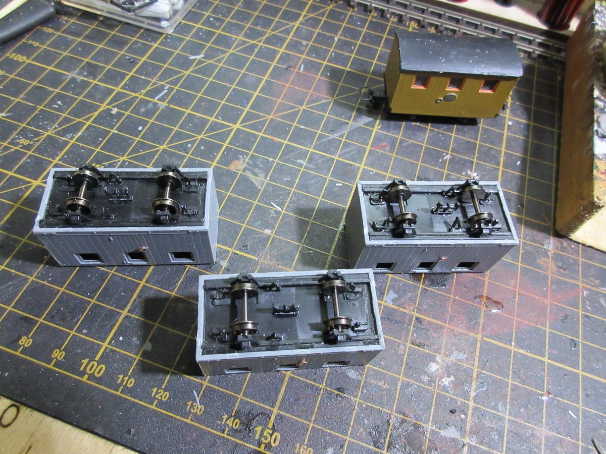 KeithALodge's tweet photo. This afternoon I assembled these 3 Dundas Models quarryman's coaches, ready for painting. 😊 Now with a coat of primer, and on the roofs. 😁 #modelrailway #narrowgauge https://t.co/i8OxPPbzl3 https://t.co/W6X8bU5Xrc