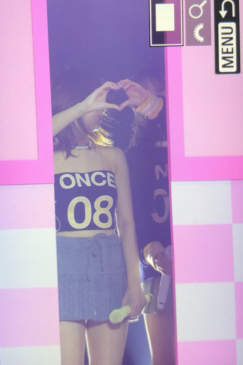 tokyochaeng's tweet photo. 'di pinapansin,
ingay sa tabi
magulong kapaligiran
sa'yo lang ang tingin https://t.co/9dQ2dNTHyH
