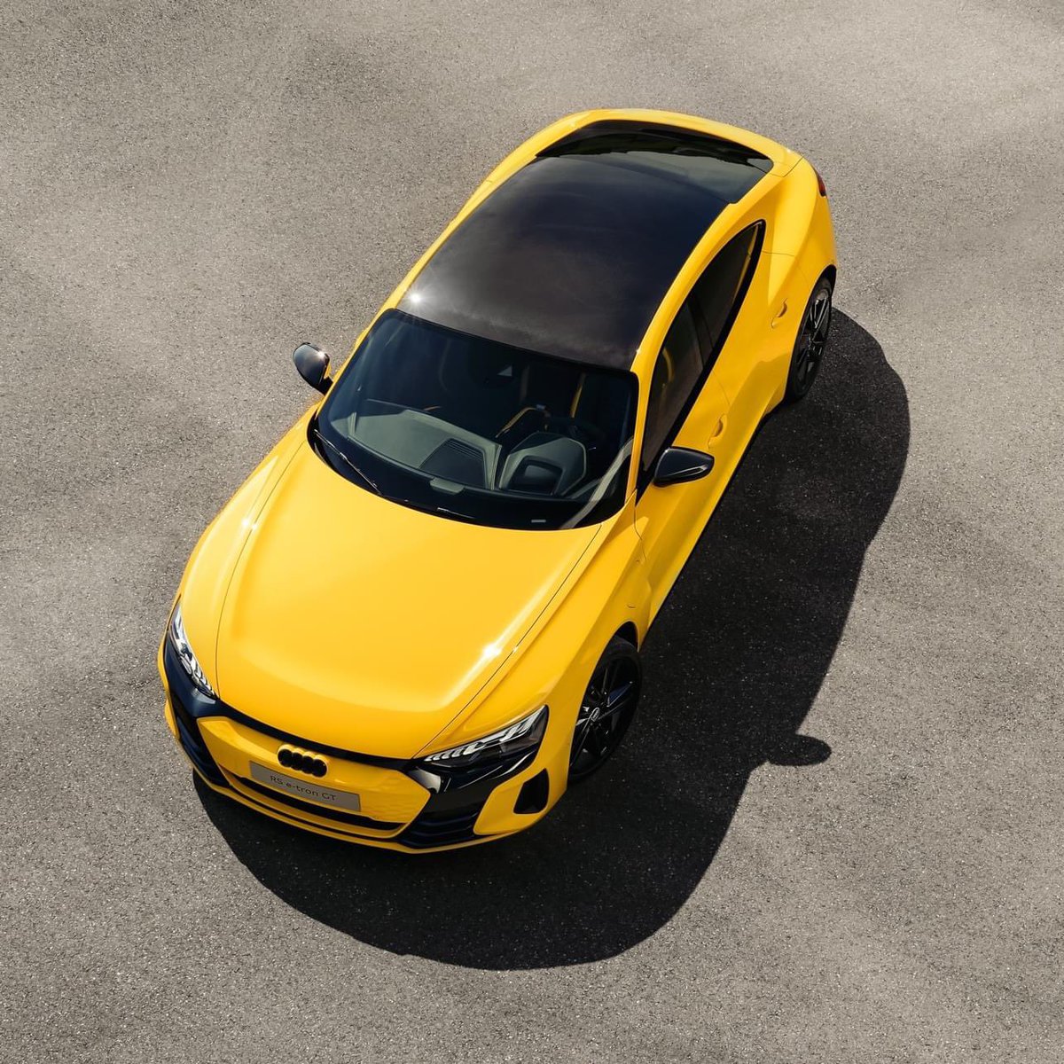 JezzaMaqasa's tweet image. Green energy clad in a cunning visceral hue. The @audisouthafrica RS e-tron GT is a compliment of style, design and perked with performance . Primarily efficiency is between 22.1-19.8 kWh/100km, also that’s dependent around the conditions on the day and other factors at play.