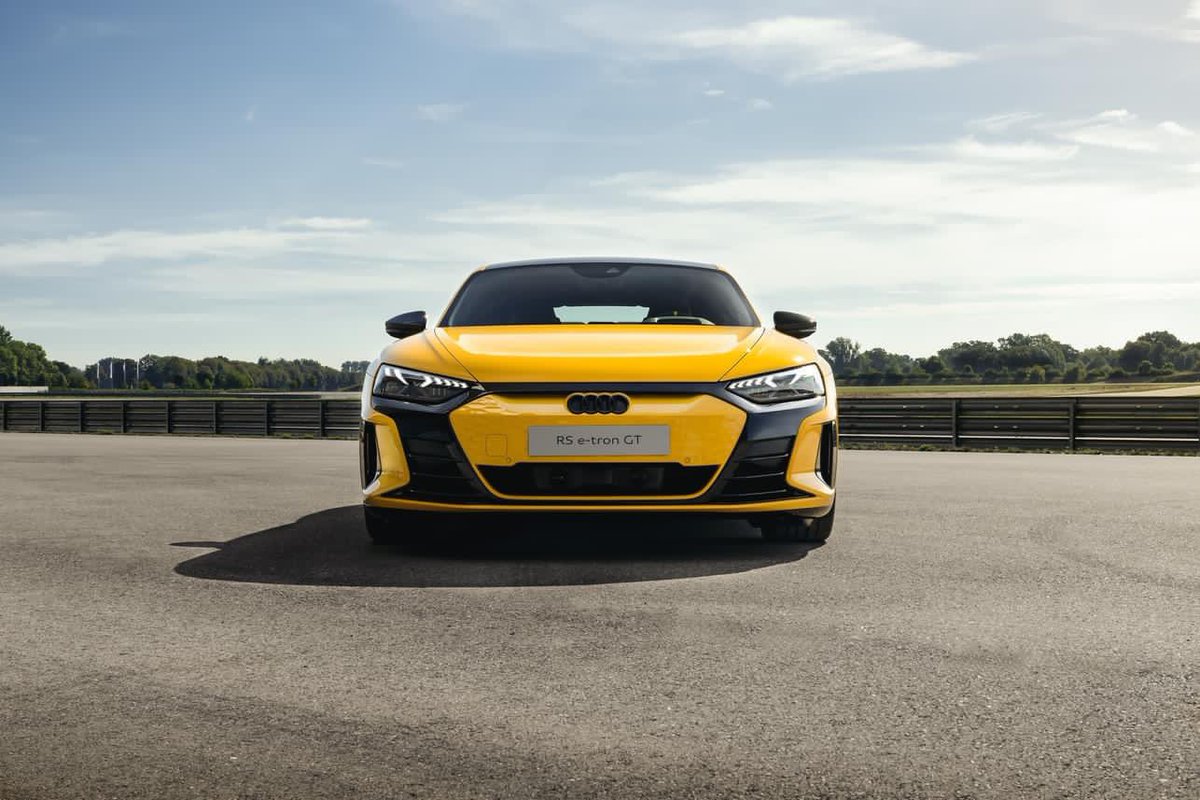 JezzaMaqasa's tweet image. Green energy clad in a cunning visceral hue. The @audisouthafrica RS e-tron GT is a compliment of style, design and perked with performance . Primarily efficiency is between 22.1-19.8 kWh/100km, also that’s dependent around the conditions on the day and other factors at play.