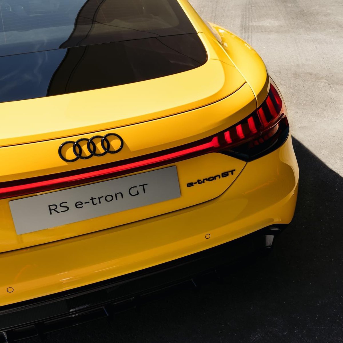 JezzaMaqasa's tweet image. Green energy clad in a cunning visceral hue. The @audisouthafrica RS e-tron GT is a compliment of style, design and perked with performance . Primarily efficiency is between 22.1-19.8 kWh/100km, also that’s dependent around the conditions on the day and other factors at play.