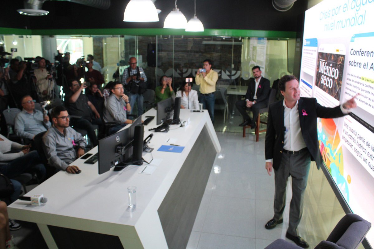 AguasdeSaltillo's tweet photo. ¡Por un futuro con agua! Presentamos el "Plan Extraordinario Contra la Sequía", proyecto propuesto para estar preparados ante las altas temperaturas con acciones en beneficio de todos los Saltillenses. Reafirmamos nuestro compromiso de seguir llevando agua a los hogares #Saltillo https://t.co/6jyjL32o03