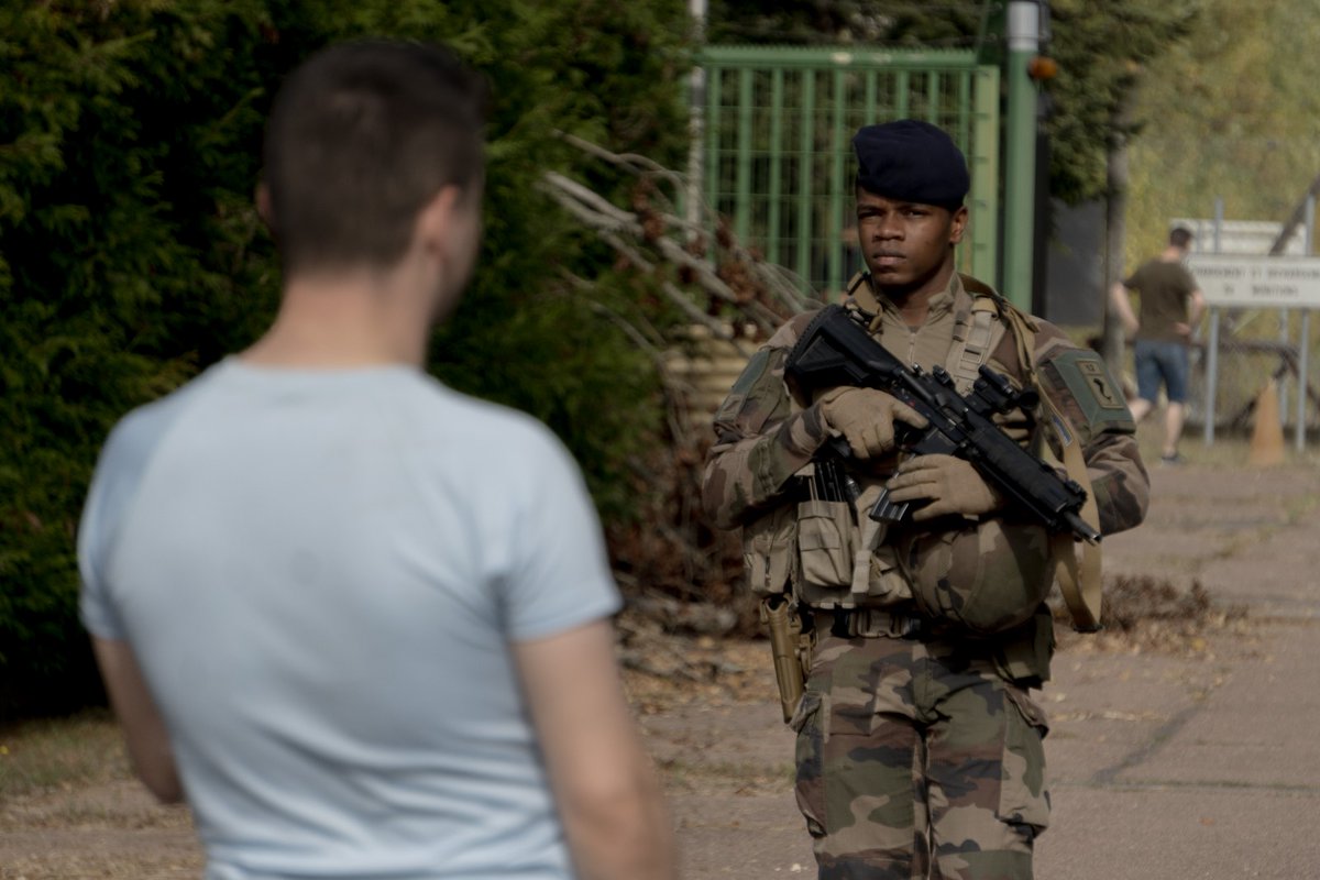 12eCUIRS's tweet photo. Tout au long de l'année, la #PrépaOps des cuirassiers les amène à travailler en zone urbaine, en vue de l'opération #Sentinelle. 
Au plus proche de nos concitoyens, #EnTousLieux et #EnTousTemps 👊 https://t.co/dmRTKNqhU0