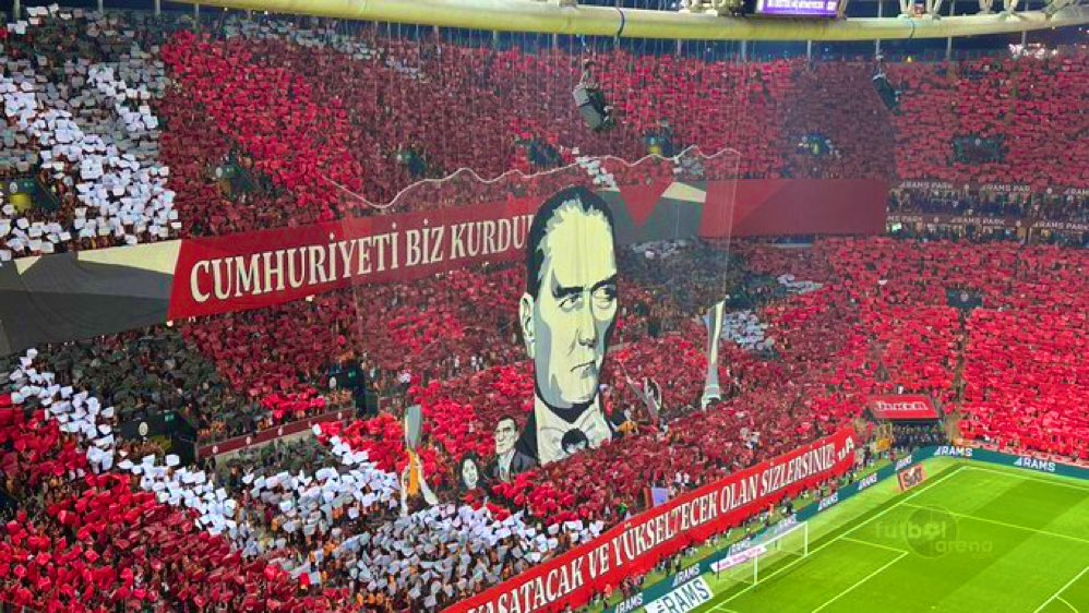 Emeği geçenlerin eline, yüreğine sağlık. İnanılmaz koreografi. 🇹🇷