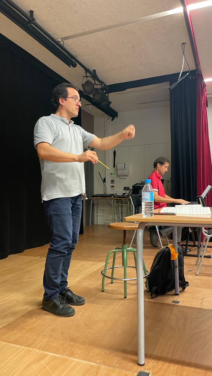 MessiesBcn's tweet photo. Un altre cap de setmana d’#assaig a #Girona. 
Els cantaires, amb moltes ganes d’anar polint les peces i atents a les indicacions que ens dona en @MartiFerrerB. https://t.co/vdK5lkWnjR