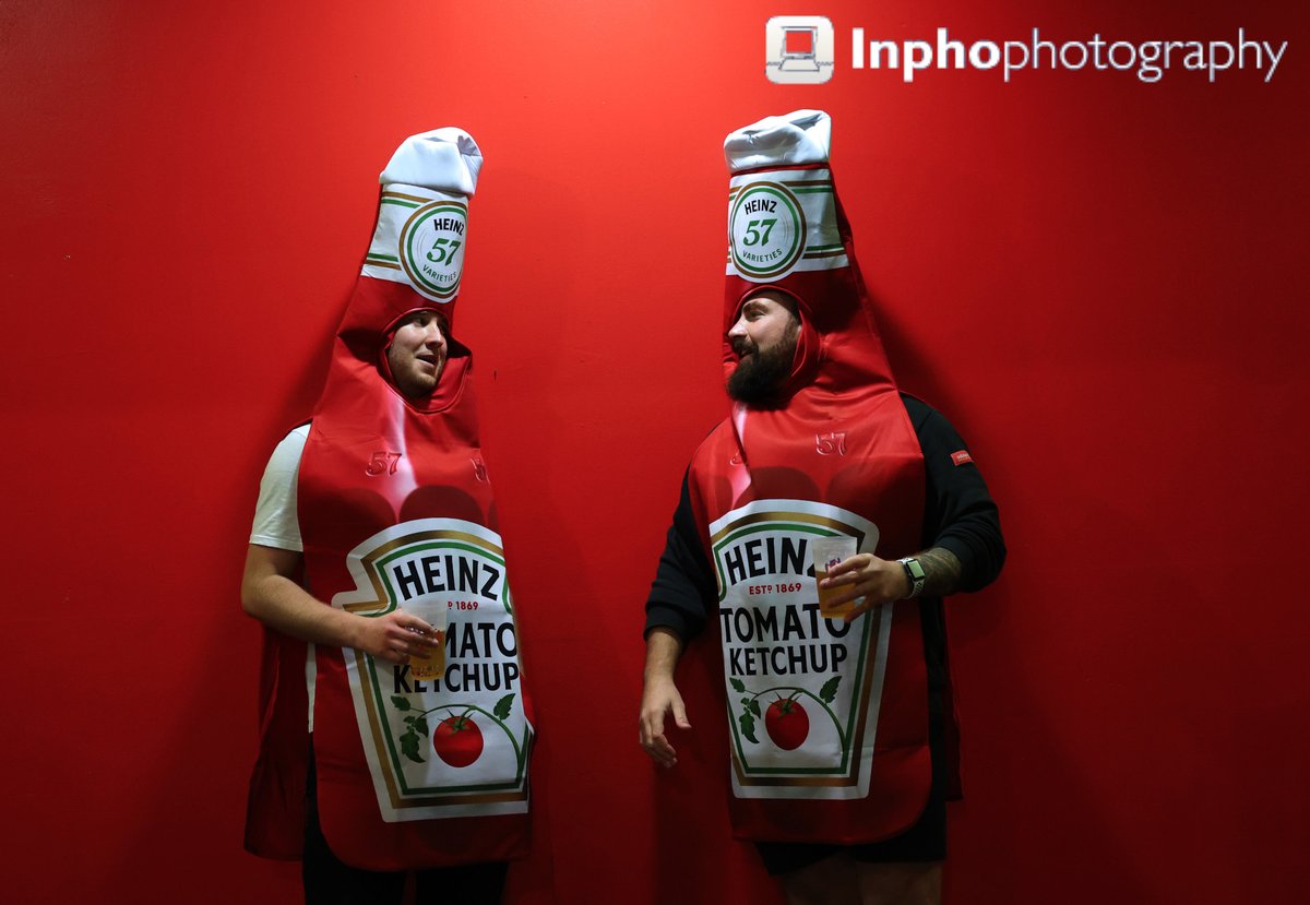 What an interesting @INPHOjames photo of two England fans at Stade de France!