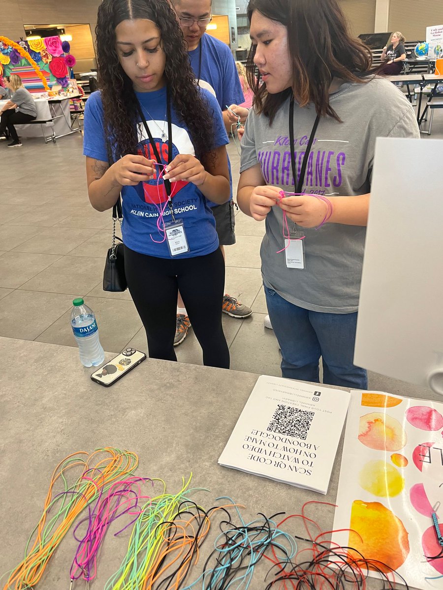 Funfilled morning at the Makerfest hosted by KleinLibraries! Krimmel’s station was making Boondoggle keychains! Everything was awesome! #kleinfamily