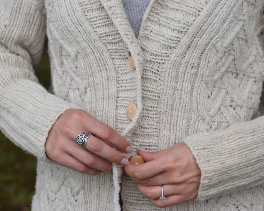 papermoonknits's tweet photo. • ☾ •      How do you make buttonholes?

For me, there's nothing worse than a buttonhole that stretches out and doesn't keep the button in place. A poorly-made buttonhole can ruin your wonderful work. 

I use a one-row buttonhole that involves a some nifty man... https://t.co/1GndbgKk6l