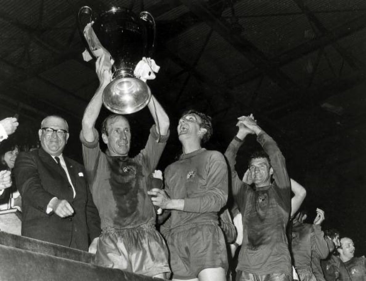 Sir Bobby Charlton lifting the European Cup just a decade after the Munich air disaster 

Such an iconic moment in #MUFC’s history ❤️