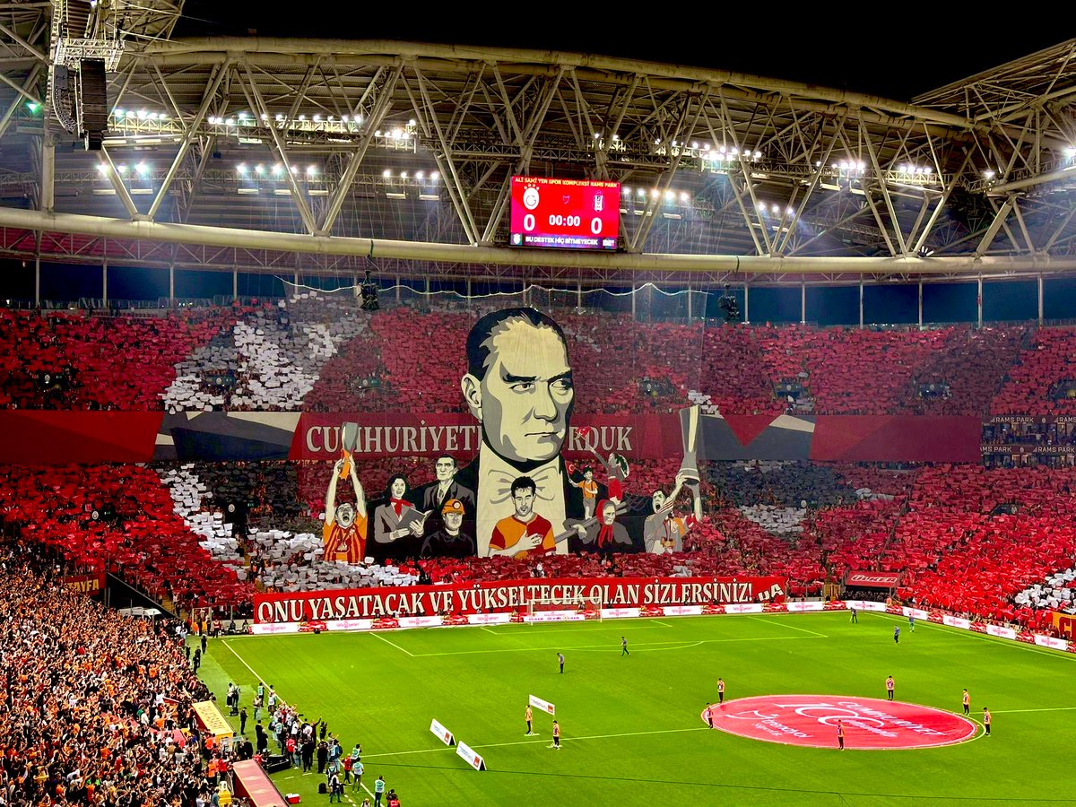 parkovicc's tweet photo. Mükemmel Koreografi. İlelebet Cumhuriyet!
#GSvBJK https://t.co/4IdyVPt5ZN
