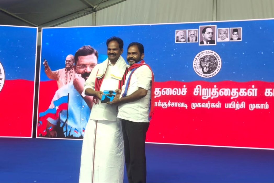 PanaiyurBabu's tweet photo. இன்று (21.10.2023) நந்தனம் ஓய்.எம்.சி.ஏ திடலில் விடுதலைச்‌ சிறுத்தைகள் கட்சியின் வாக்கு சாவடி முகவர் பாசறை கூட்டத்தில் எழுச்சி தமிழர் அவர்களுடன் கலந்து கொண்ட போது.
@thirumaofficial @velichamtvtamil https://t.co/x721o1Td2I