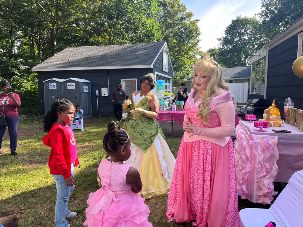 Ready to have some royal fun? Host a princess party for your little one and their friends - it's sure to provide plenty of magical moments! Don't forget to snap some pics for the memories 🤗