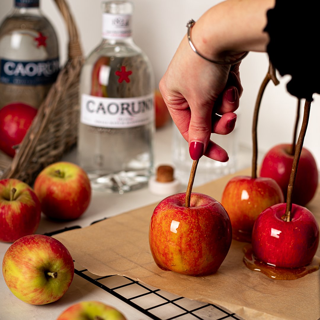 CaorunnGin's tweet photo. We know a delicious masterpiece takes time - whether it's making toffee apples or slowly distilling gin, so what would be a more genius way of celebrating #WorldAppleDay than an evening of slow sipping and dipping 🍎

It doesn't take a Gin Genius to drink responsibly.

#GinGenius https://t.co/N8yBTTkboB