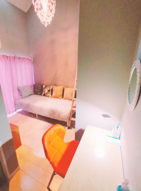 PIKU2N_2's tweet photo. あったここだ。
あのロフトがあるめちゃめちゃ小さなお部屋にあったやつだ。
座り心地が良かったのぅ… https://t.co/jic5Kuk7JU