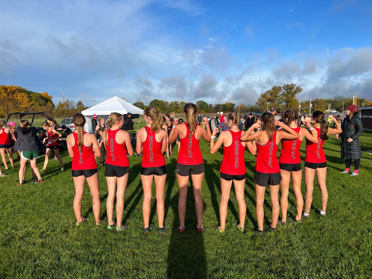Lizzys1206's tweet photo. Today I ran the Larry Steeb XC Invitational at Whitmore Lake HS, Running for DC Varsity and coming 18th overall and 7th for DCXC with a time of 22:00.10, DC came 2nd out of 9 teams. #RunDCXC @DivineChildAthl https://t.co/r4OruIyjz6