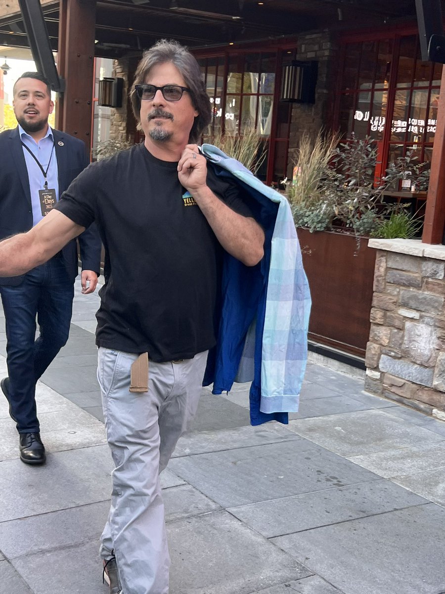 jarlenafan1985's tweet image. Been here since 7am, so excited! #Days #DayofDays