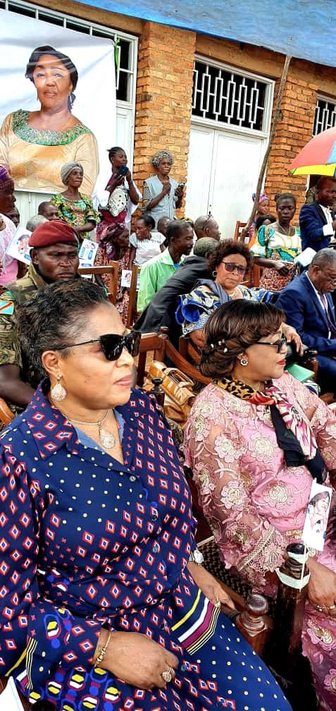 Représentée par Mesdames Fanny  NYAKERU et Yvette IRENGE, la première dame de la RDC , Denise NYAKERU TSHISEKEDI a célébré ce samedi à Walungu la Journée Internationale de la Femme Rurale avec les femmes regroupées au sein de l' Association " Levain des Femmes du Sud Kivu "