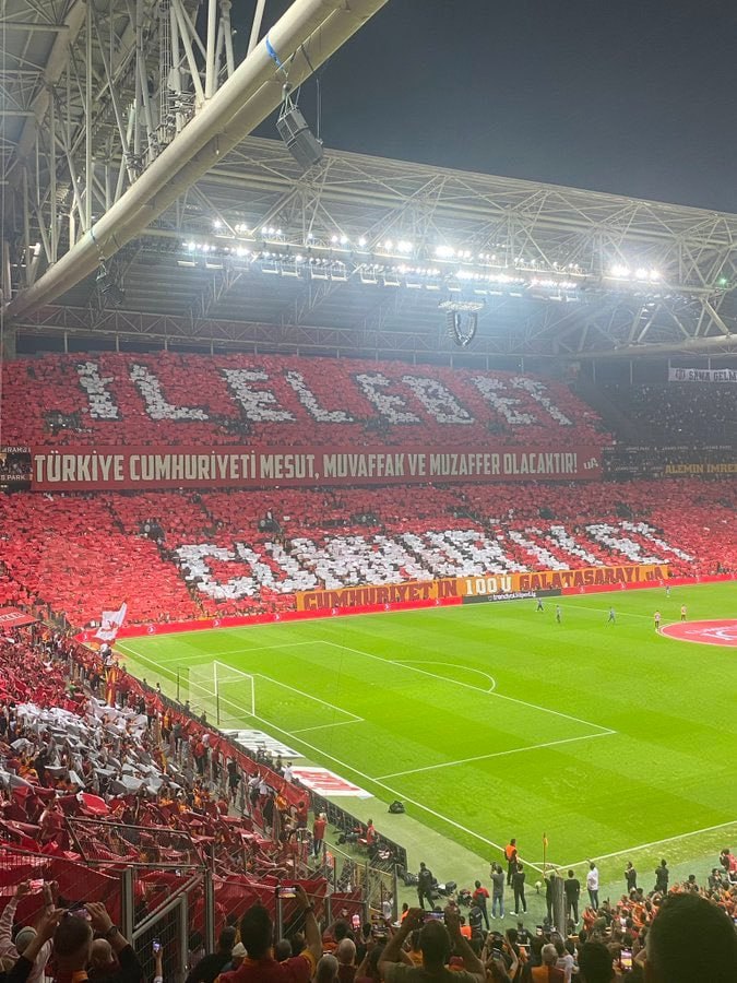 Galatasaray tribünleri:

🇹🇷 "İLELEBET CUMHURİYET"

🇹🇷 "TÜRKİYE CUMHURİYETİ MESUT, MUVAFFAK VE MUZAFFER OLACAKTIR"

🇹🇷 "CUMHURİYETİ BİZ KURDUK"

🇹🇷 "ONU YAŞATACAK VE YÜKSELTECEK OLAN SİZLERSİNİZ"

#GSvBJK